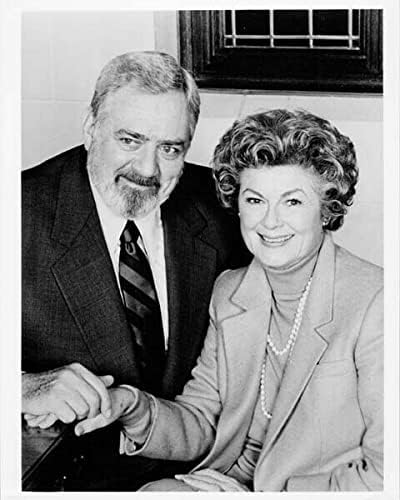 Perry Mason Geri Döndü Raymond Burr, Barbara Hale'in gülümseyen elini tutuyor 8x10 fotoğraf
