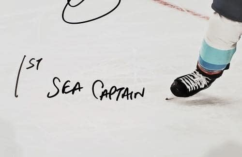 Mark Giordano İmzalı 16x20 Fotoğraf Seattle Kraken 1. DENİZ Kaptanı Fanatikleri Holo Stok 200312-İmzalı NHL Fotoğrafları