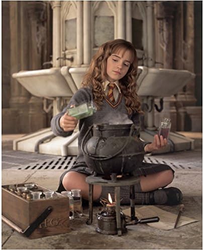 Harry Potter ve Sırlar Odası Emma Watson Hermione olarak Yerde Oturan İksirleri Karıştırıyor 8 x 10 inç fotoğraf